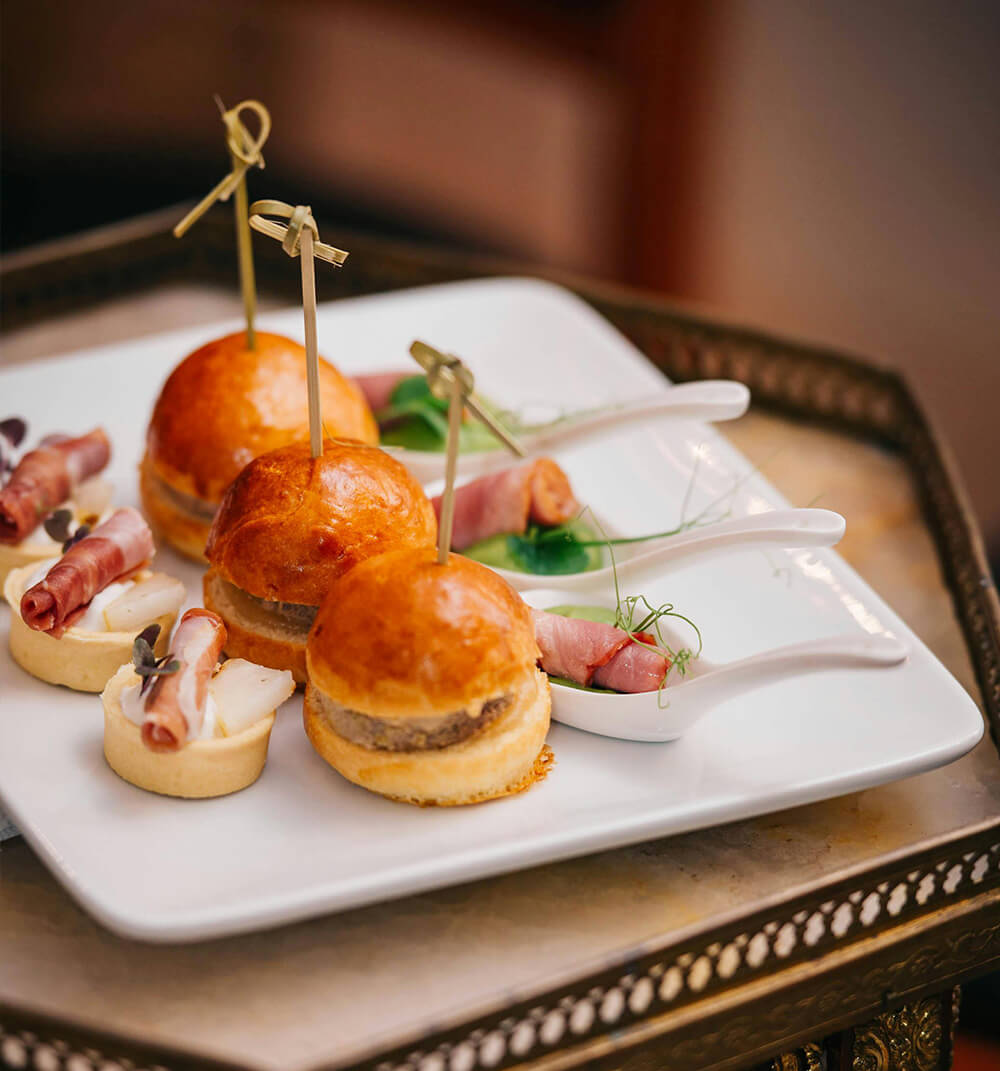 Assiette avec pièces cocktail