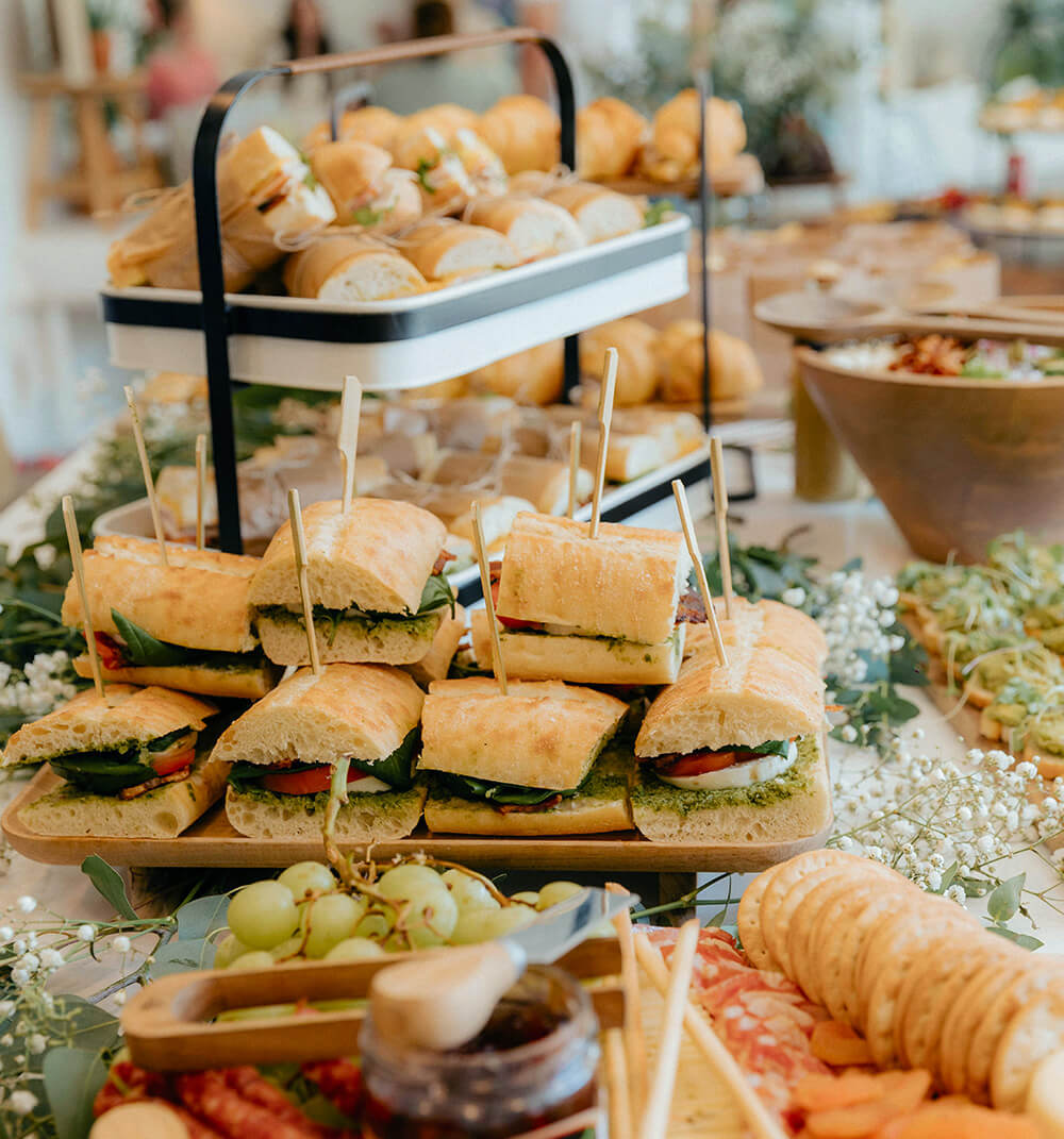 Buffet avec des sandwichs