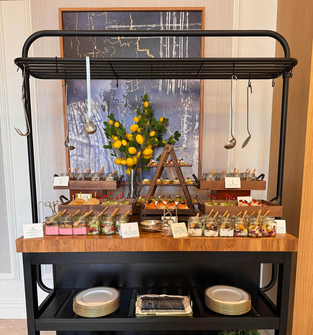 Stand avec des pièces cocktail